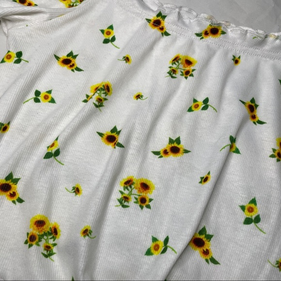 Sunflower print knot crop top - Picture 3 of 4